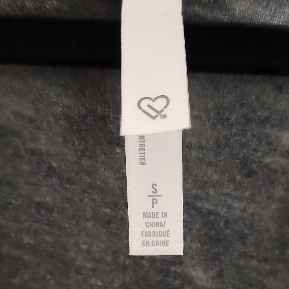 Aeropostale Black Fitted T-Shirt with Sequin Graphic - Picture 4 of 8